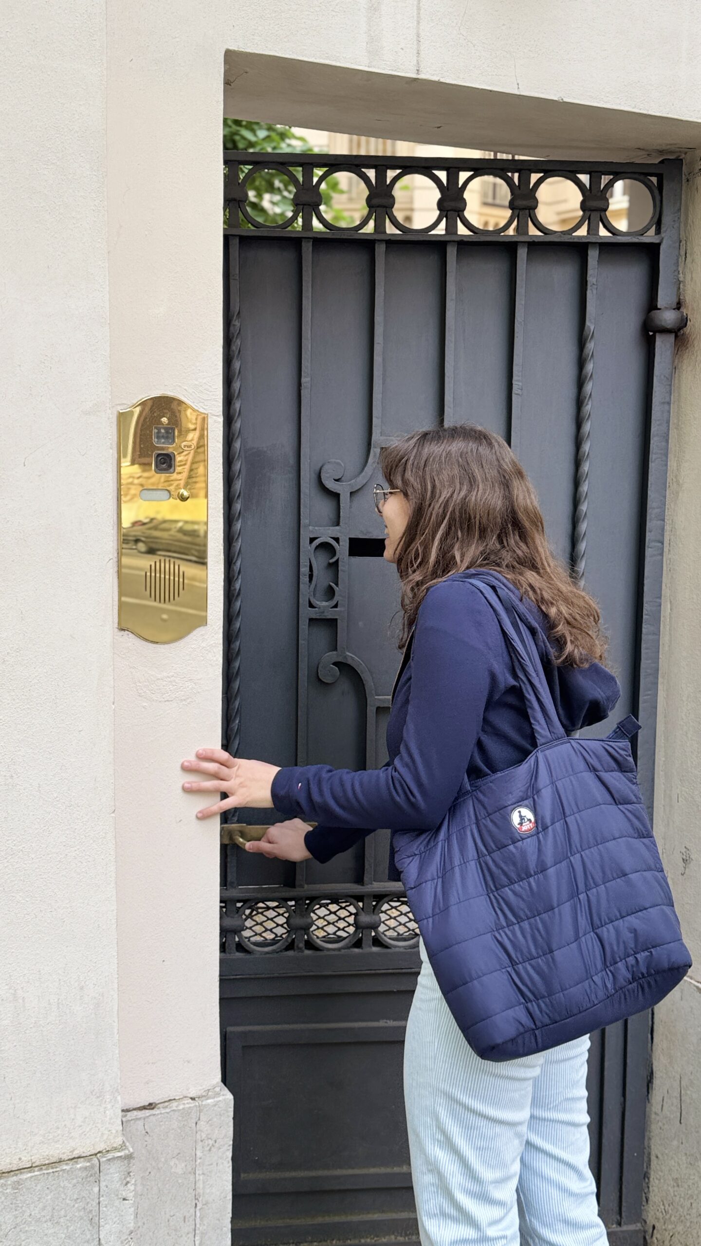 Mujer abriendo una puerta.